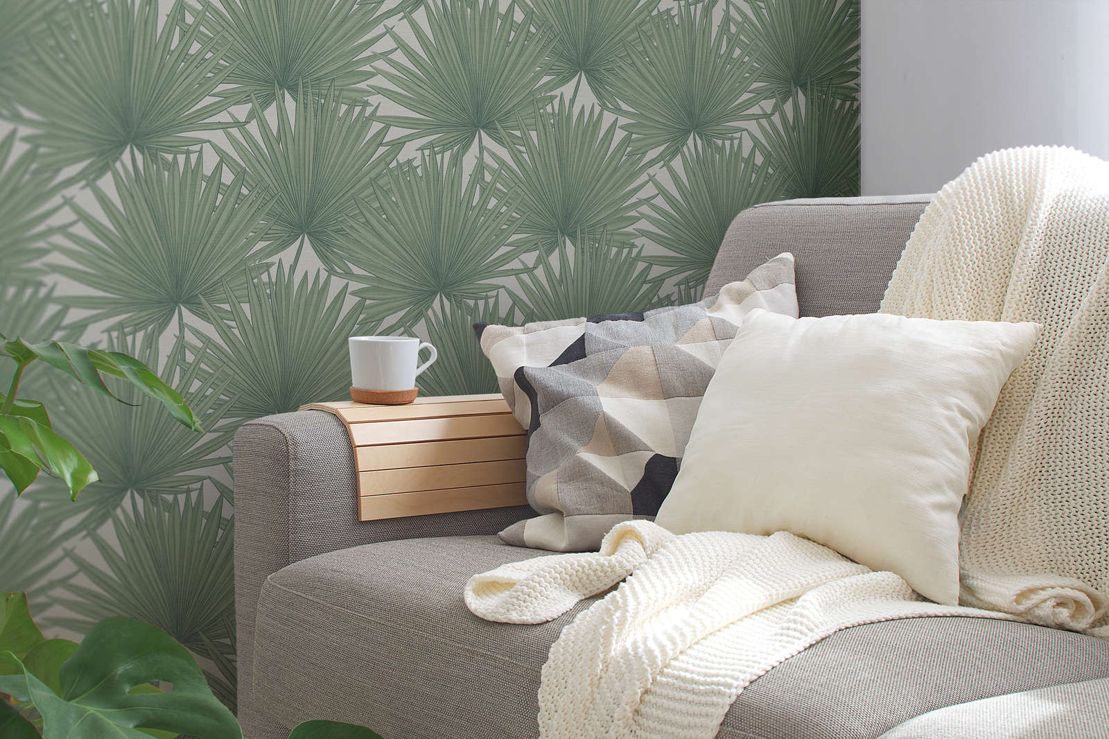             Jungle style non-woven wallpaper - green, white
        