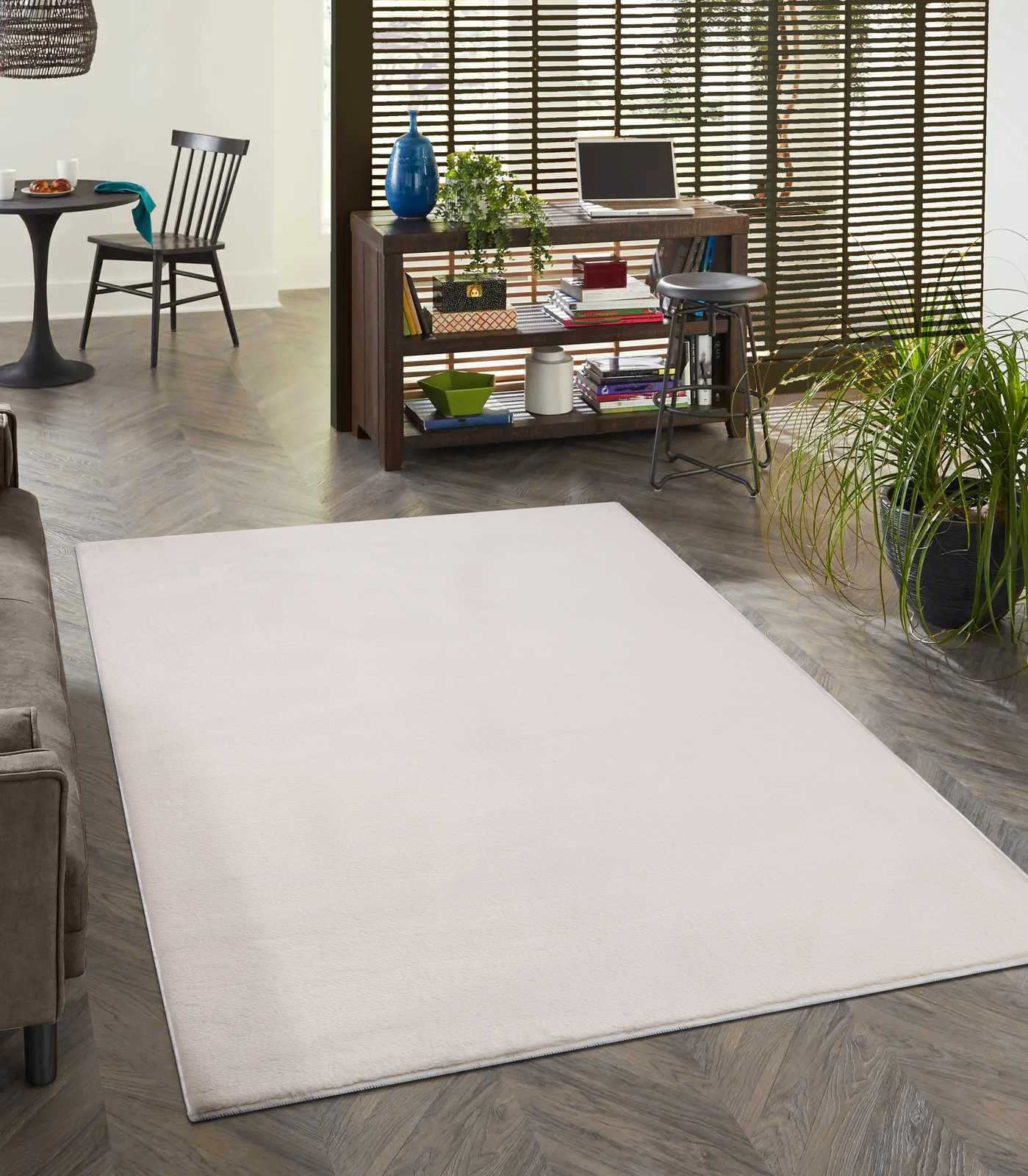 Plain high pile carpet in soft beige - 100 x 50 cm
