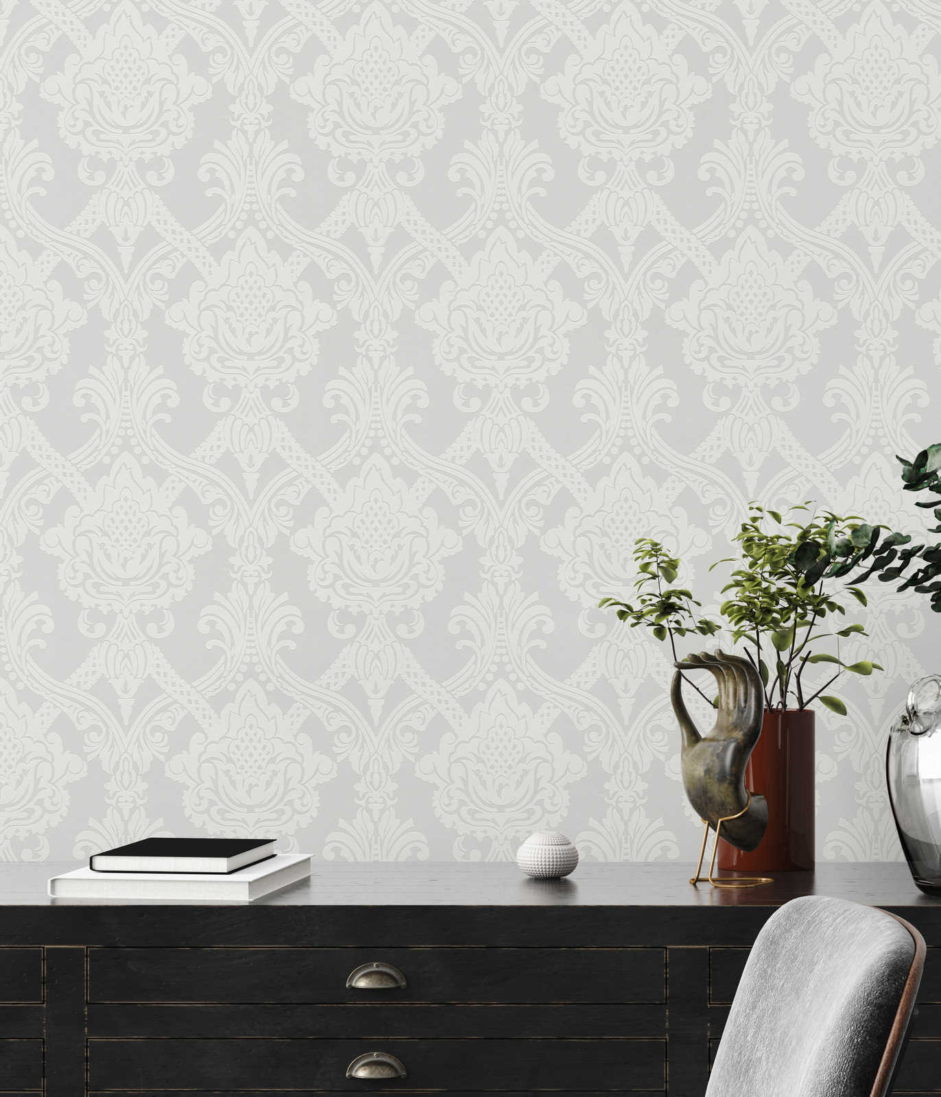             White wallpaper baroque design with metallic effect
        