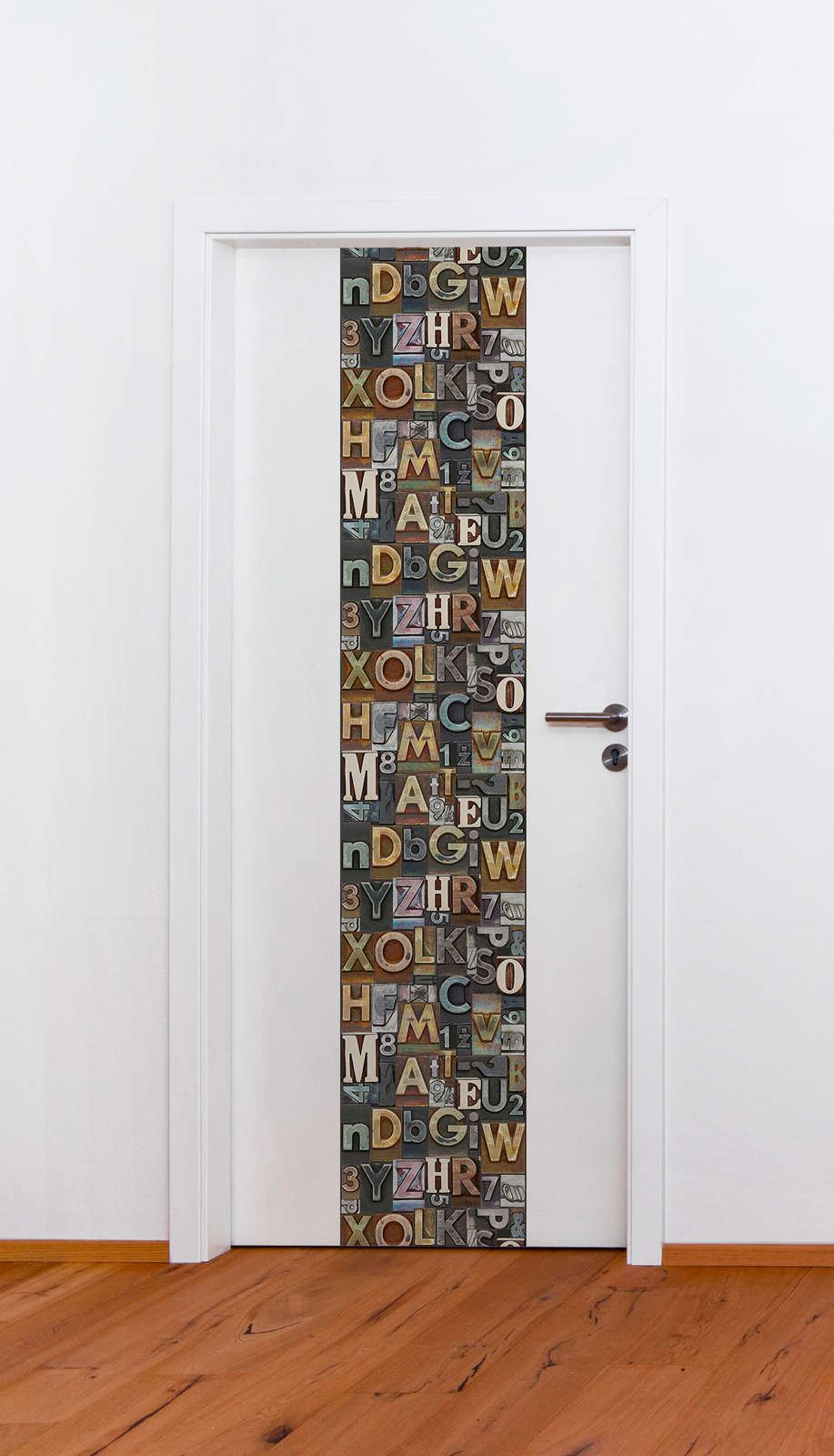             Papier peint avec typographie, lettres colorées dans un look usé - marron, multicolore
        