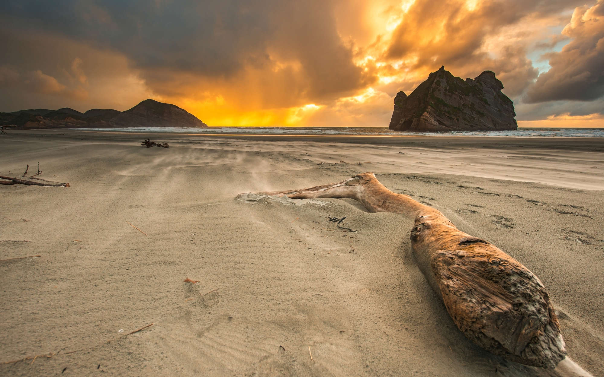             Digital behang Strand in Nieuw-Zeeland - Matglanzend vlies
        