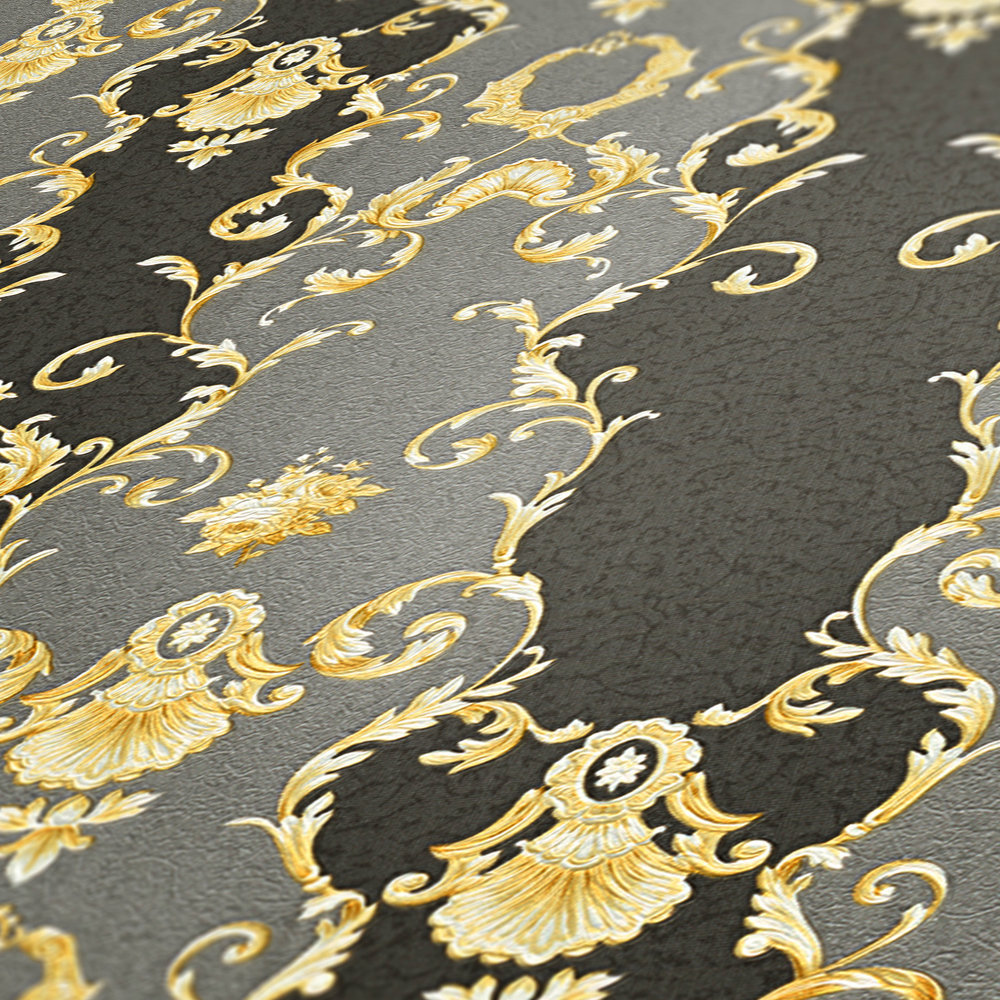             Papel pintado ornamental negro y dorado con diseño de rayas
        