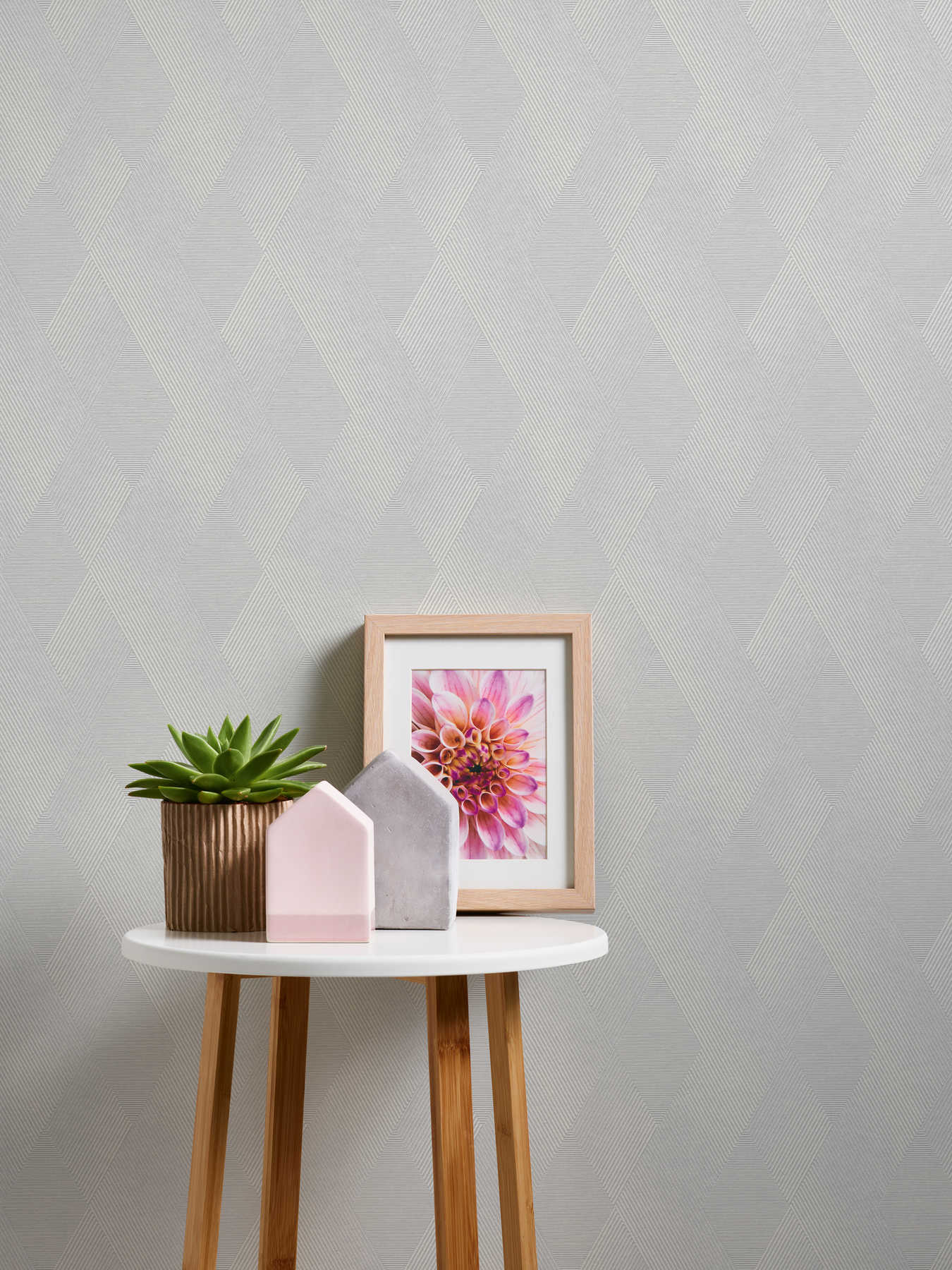             Paintable effect wallpaper with geometric pattern
        