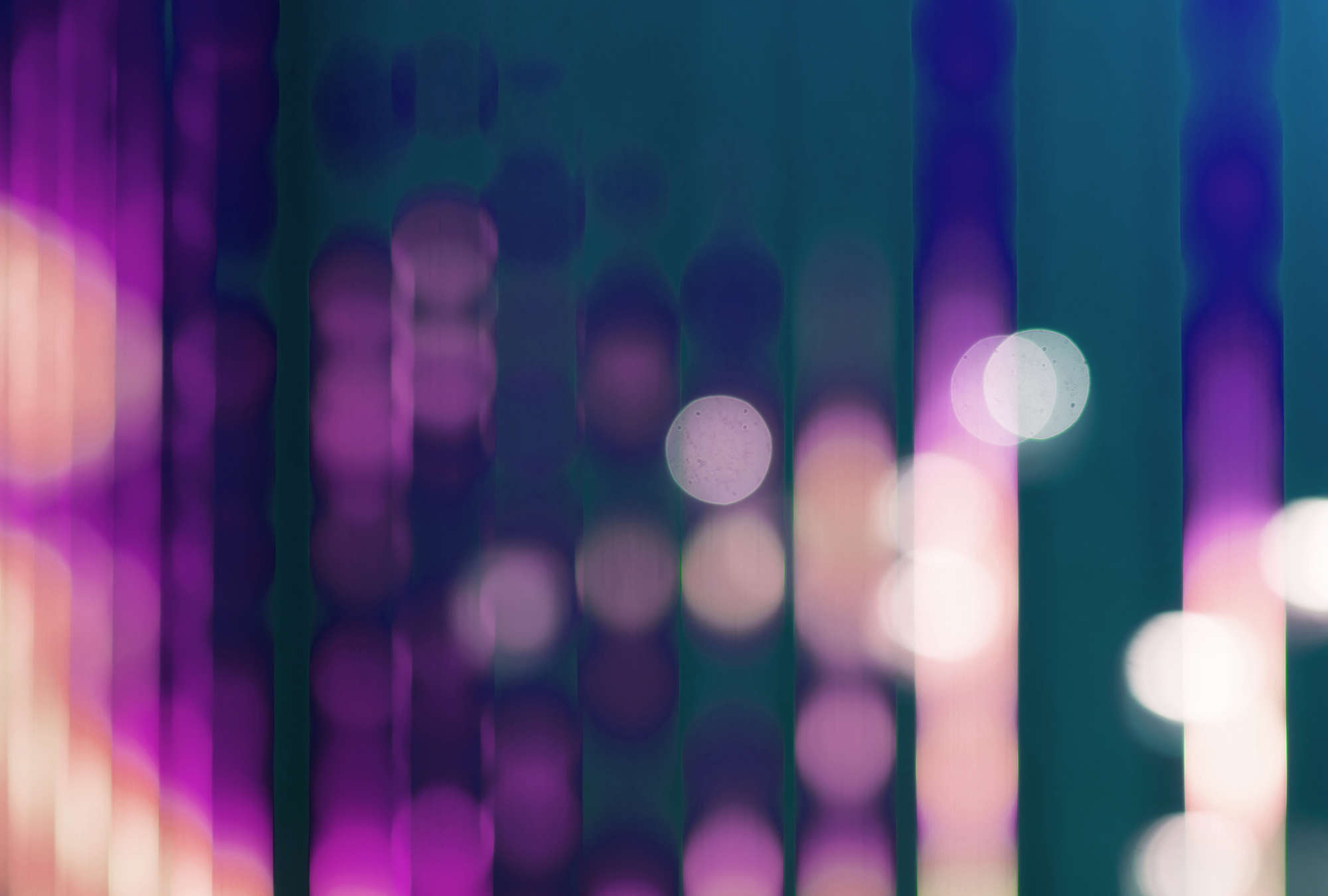            Big City Lights 3 - Papel pintado fotográfico con reflejos de luz en violeta - Azul, Violeta | Estructura No Tejido
        