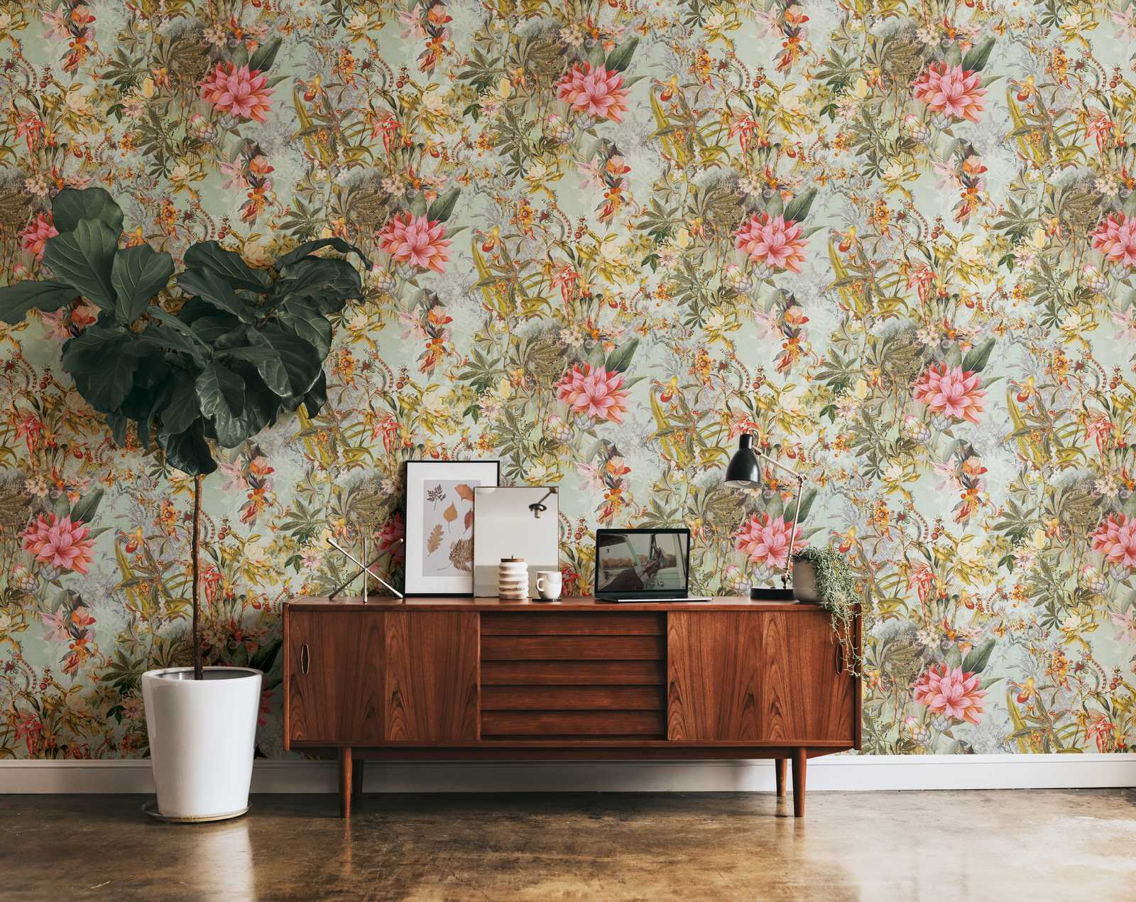             Non-woven wallpaper vintage jungle pattern - green, pink
        