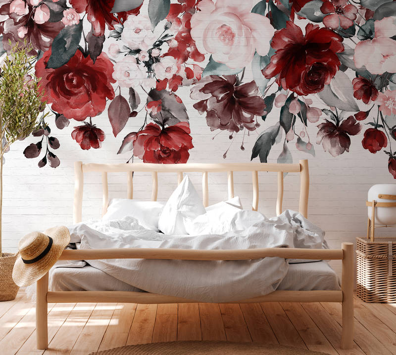             Fleurs éclatantes sur mur en aspect pierre - blanc, rouge, rose
        