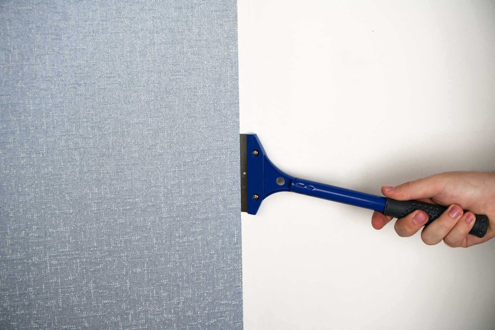             Wallpaper scraper 10cm blade with rubberized handle
        
