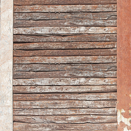 Papier peint panoramique vieux mur en bois entre des poutres en acier rouillé
