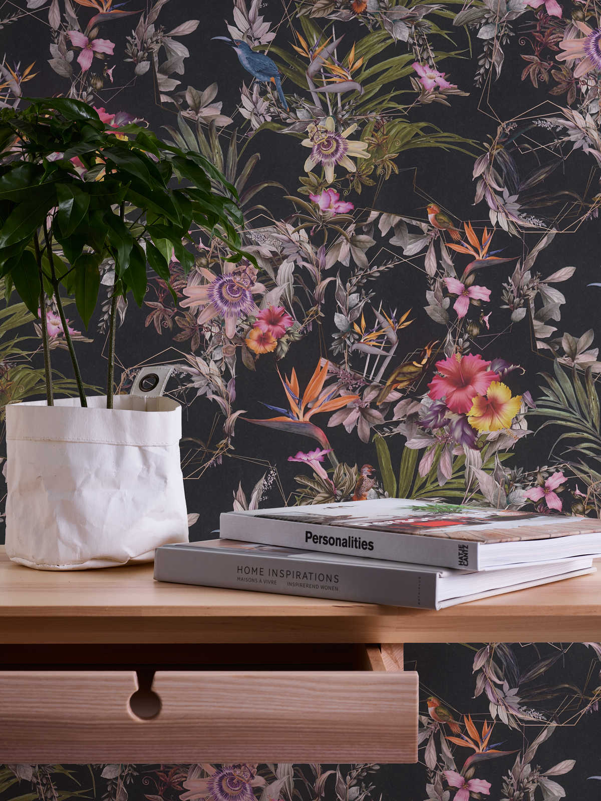             Papier peint fleuri foncé Hibiscus & feuilles - multicolore, noir
        