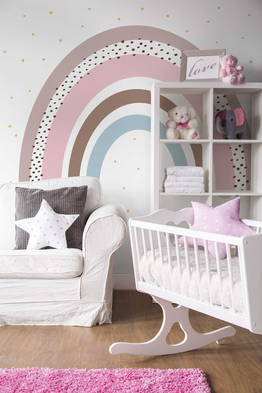             Papel pintado arco iris con lunares para la habitación del bebé
        