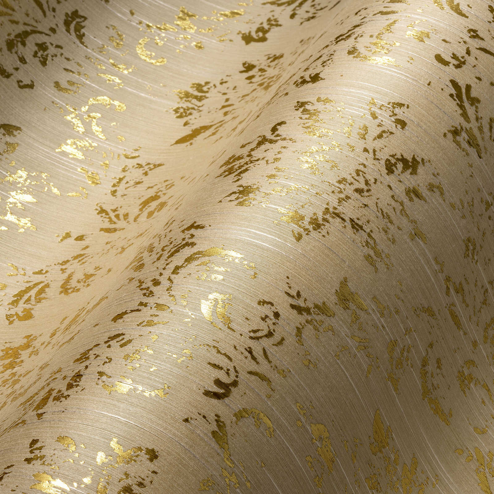             Papier peint avec ornements dorés, aspect usé - crème, or
        