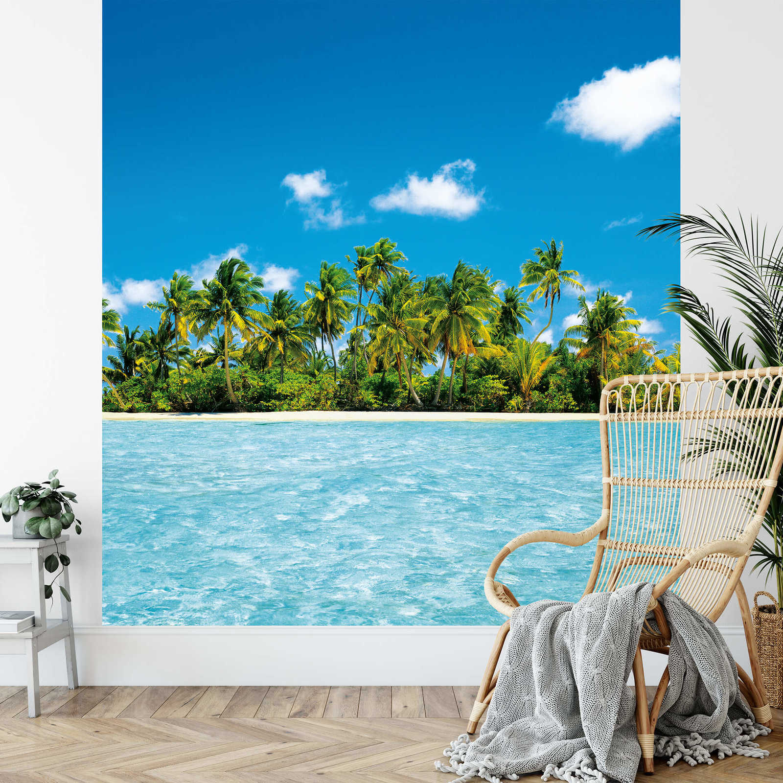             Papel pintado de las Maldivas, con palmeras y mar, en formato vertical
        
