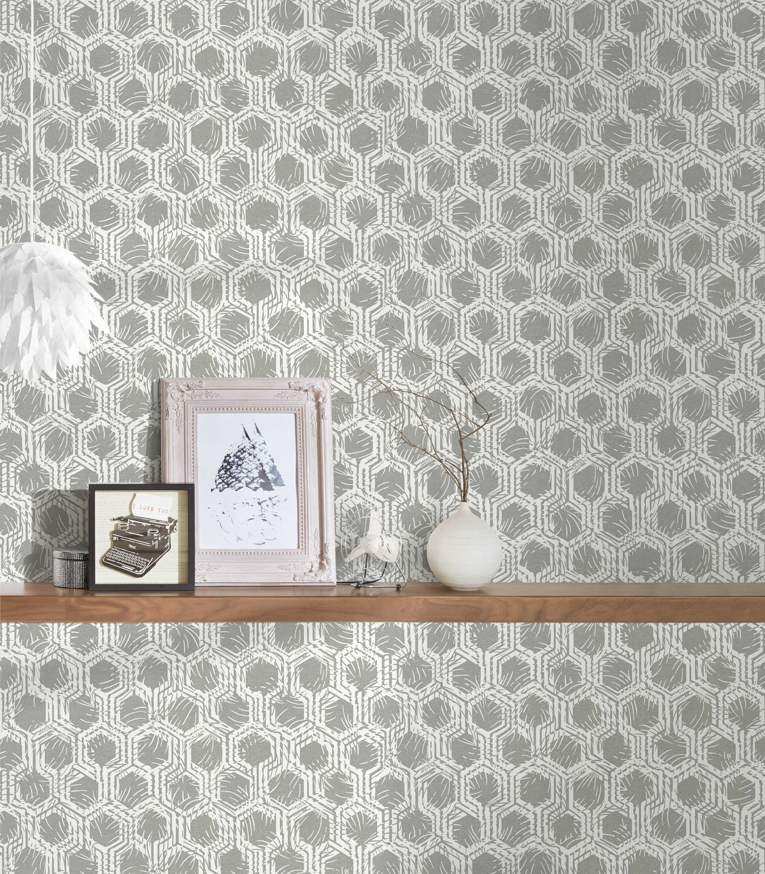             Geometric pattern wallpaper with metallic colours - silver, white
        