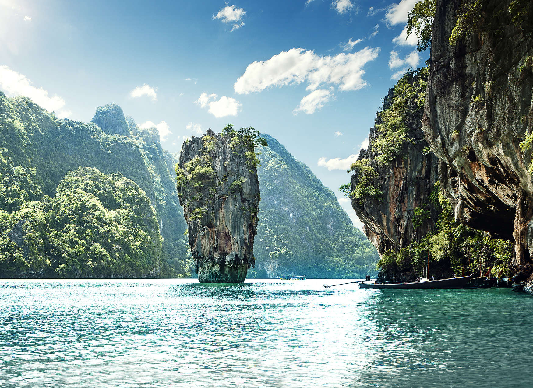             Papier peint panoramique avec vue paradisiaque sur un paysage de montagne en Thaïlande - bleu, vert, blanc
        