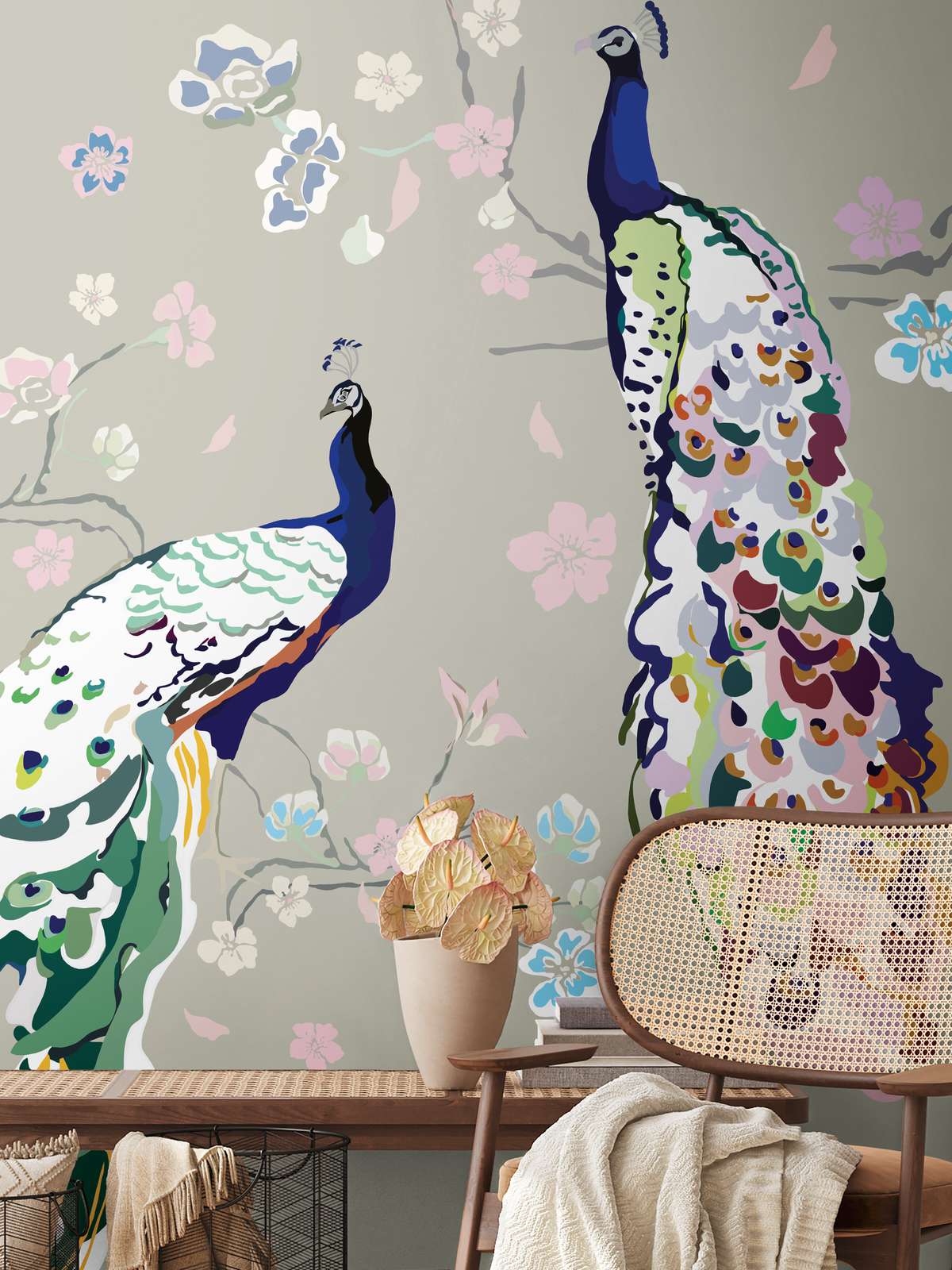             Papel pintado no tejido con motivos florales y de pavo real - gris, colorido, azul, verde, rosa, beige
        