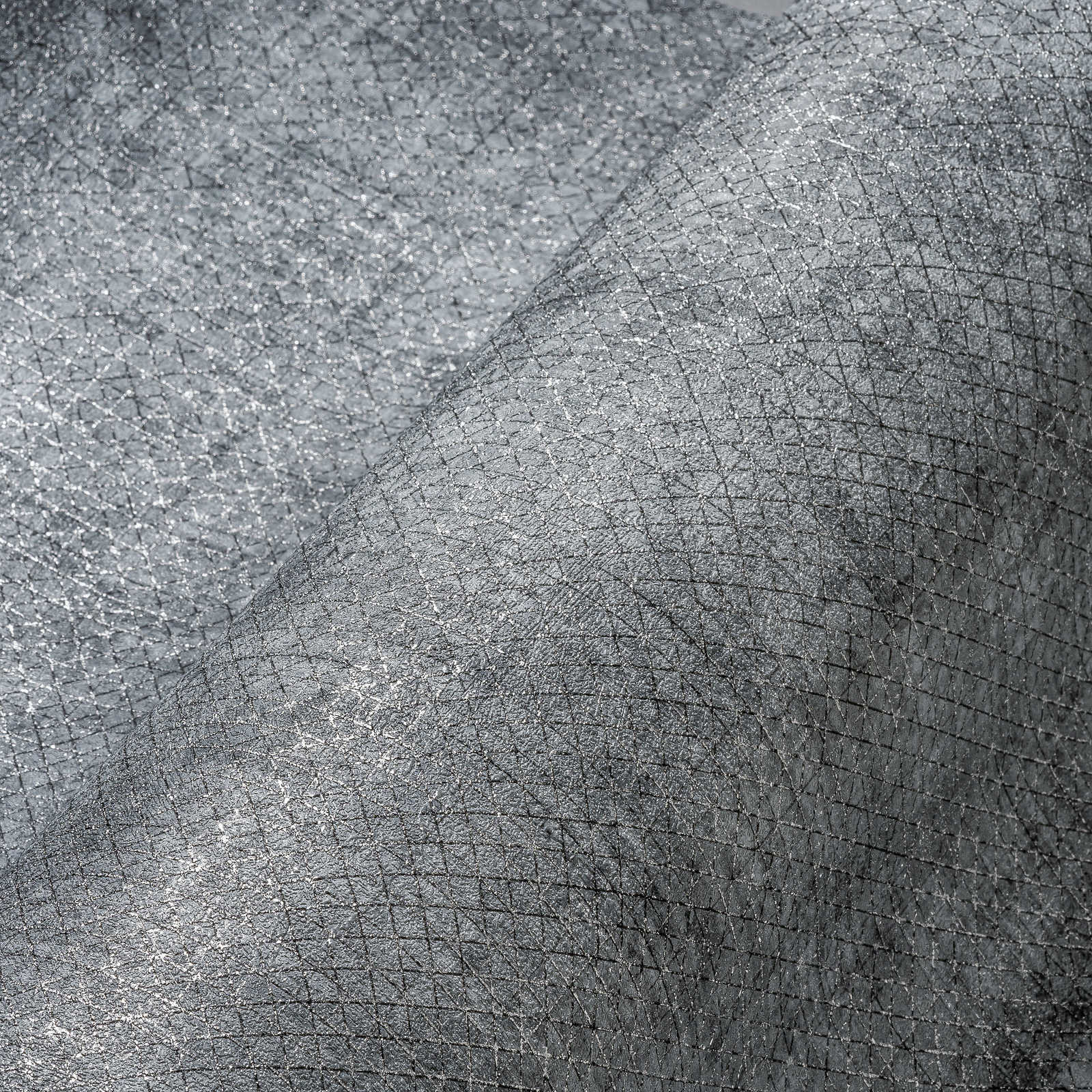             Papier peint gris foncé chiné avec motif de lignes métalliques
        
