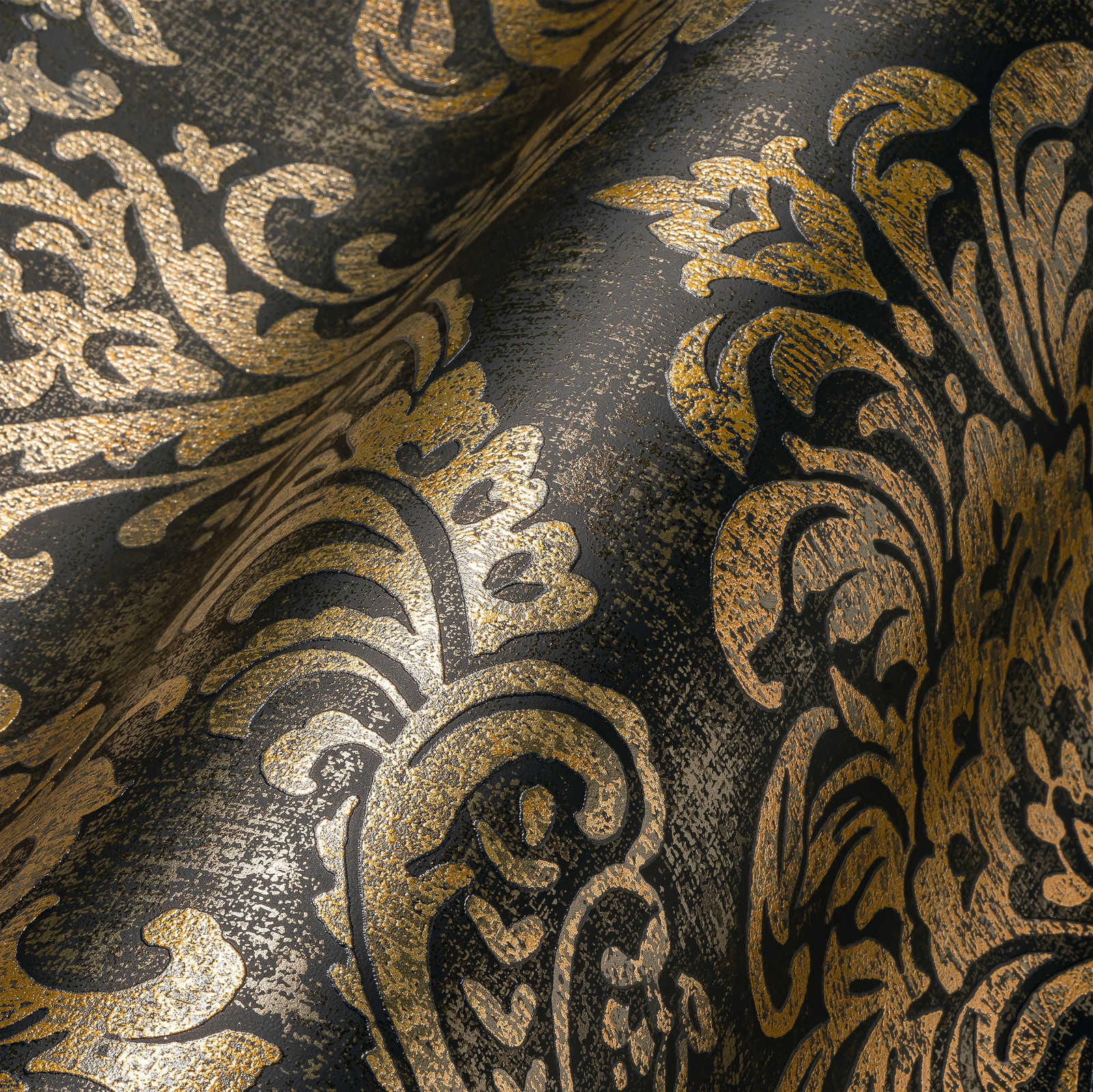             Papel pintado no tejido con ornamentos barrocos y aspecto metálico usado - negro, dorado
        