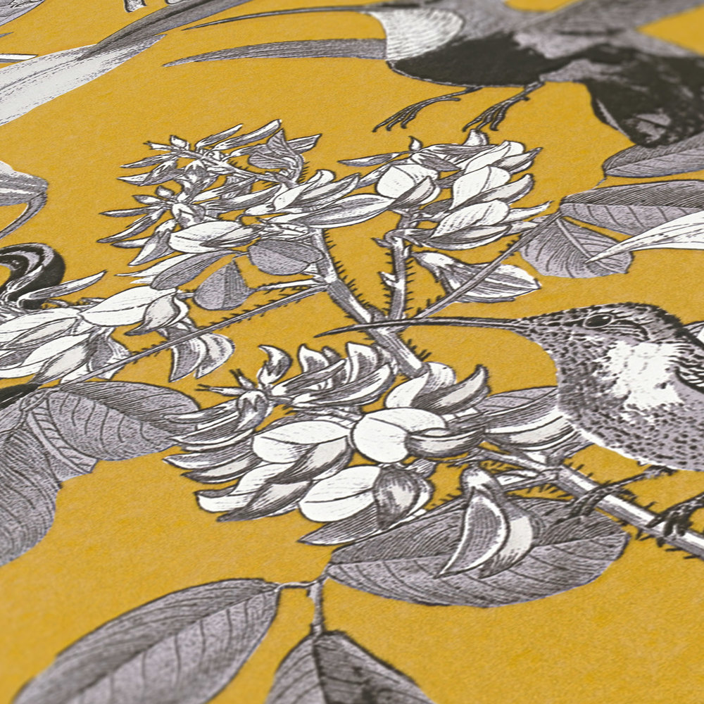             Carta da parati floreale giallo senape con fiori e motivi di colibrì - giallo, grigio, nero
        