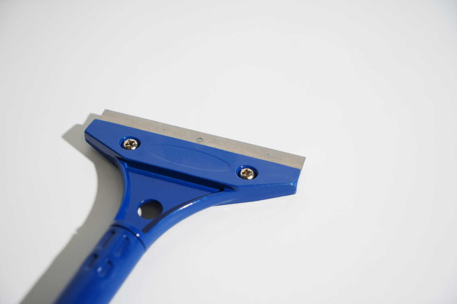             Wallpaper scraper 10cm blade with rubberized handle
        