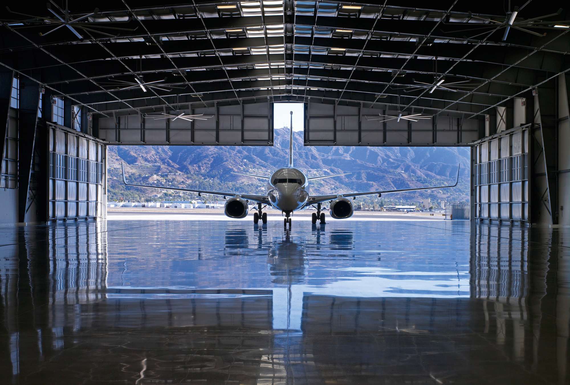             Vliegtuighangar - fotobehang 3D optiek vliegtuigen hangar
        