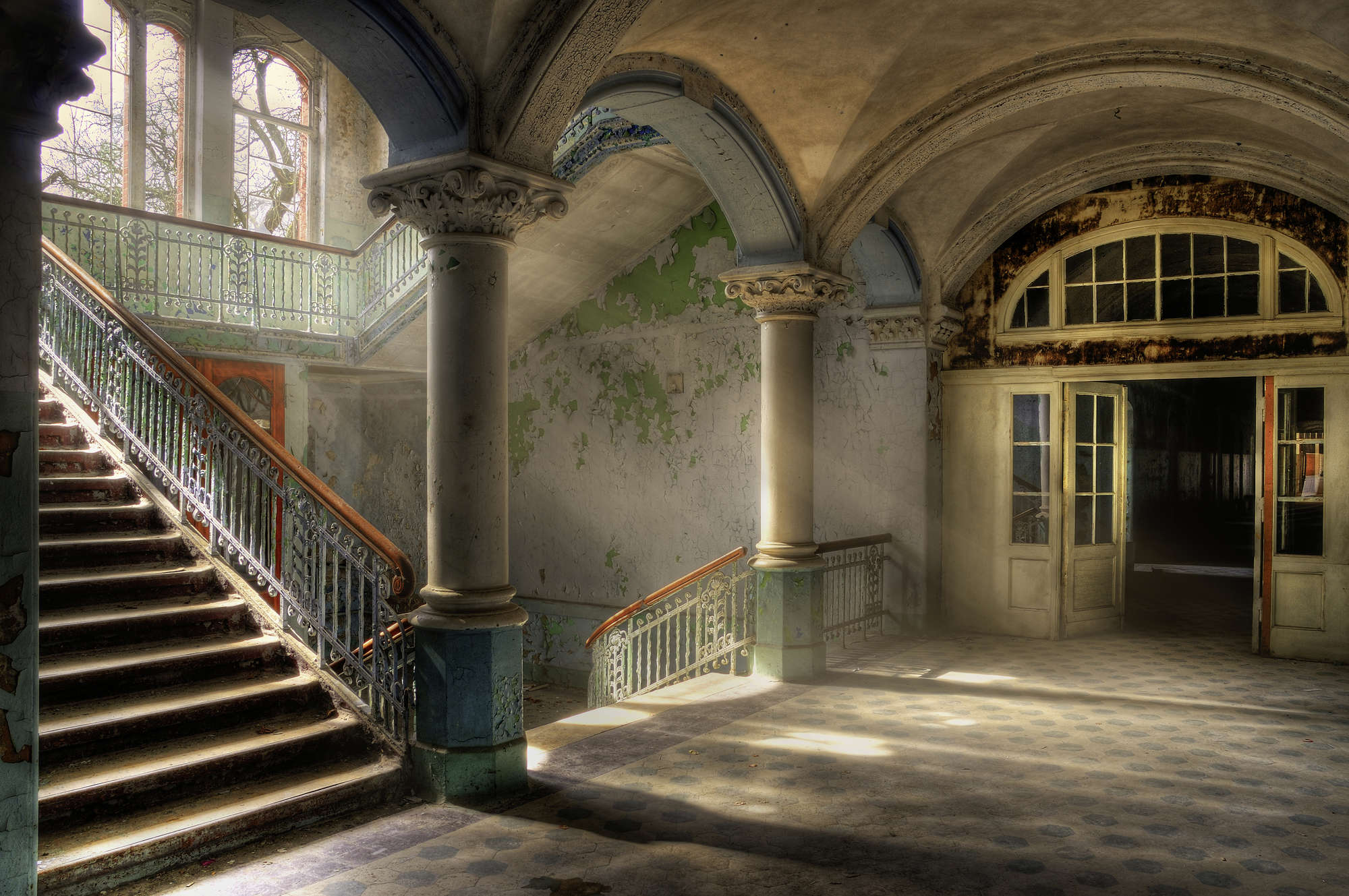             Carta da parati vintage per le scale di una vecchia villa su vello liscio opaco
        