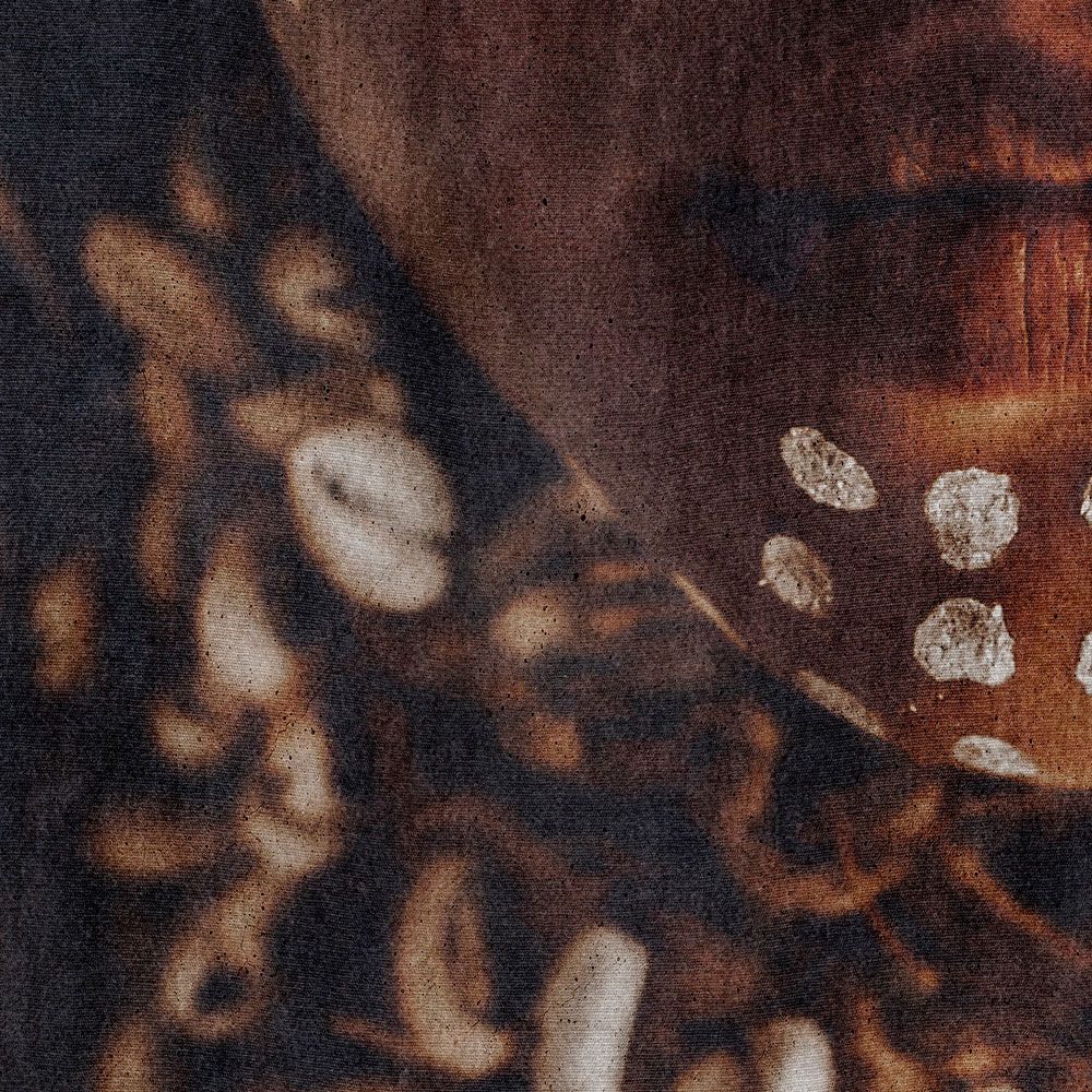             papier peint en papier panoramique »alani« - femme africaine avec peinture corporelle, structure gobelin en arrière-plan - intissé premium lisse et légèrement brillant
        