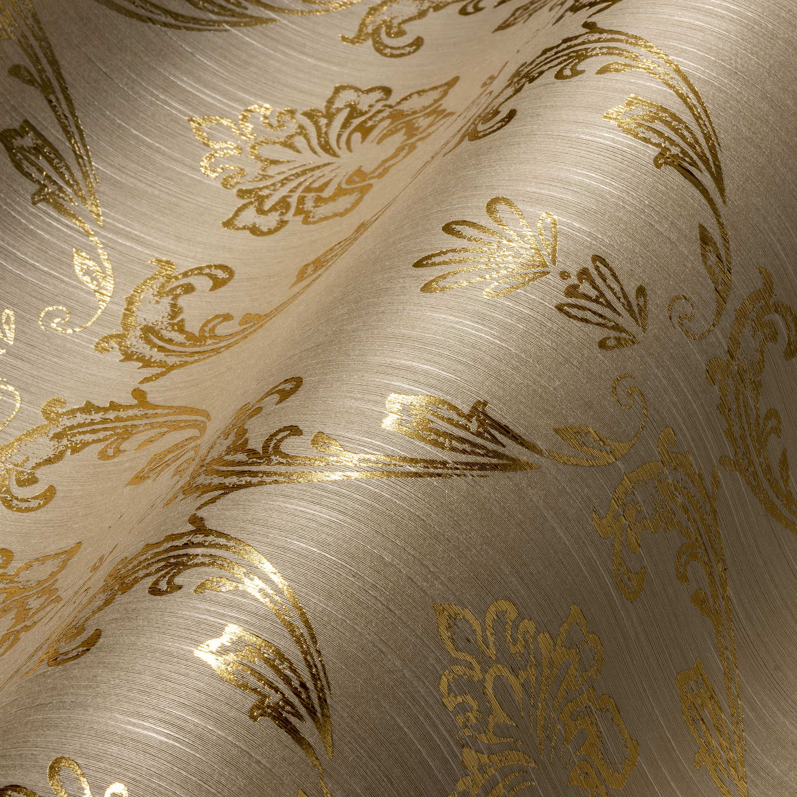             Papier peint ornemental avec éléments floraux dorés - or, beige
        