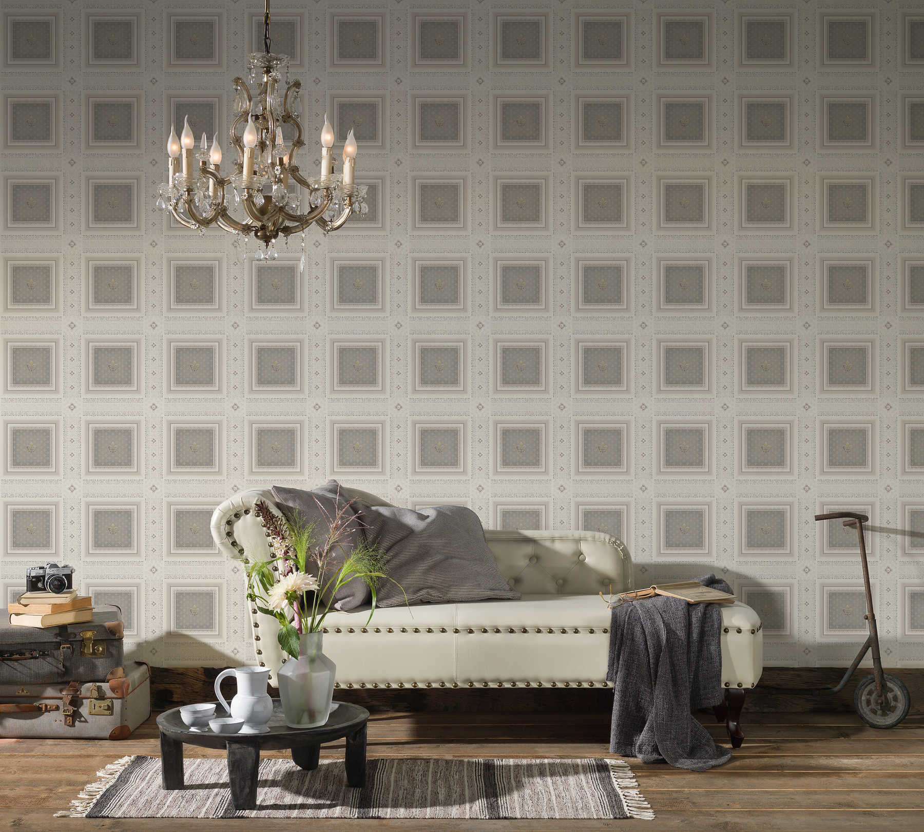             Fleur-de-lis wallpaper with silver design - cream
        