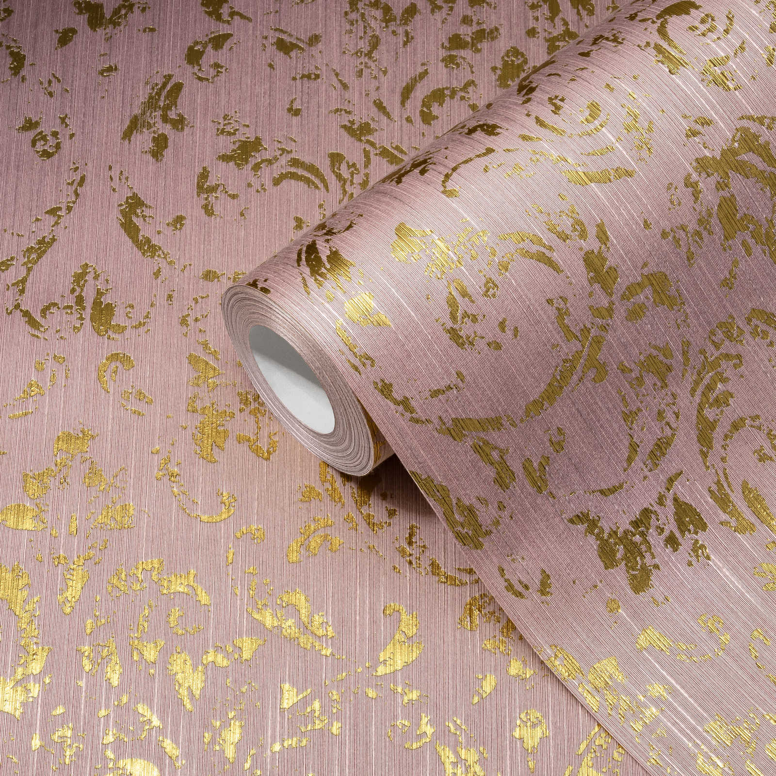             Papier peint avec ornements dorés, aspect usé - rose, or
        