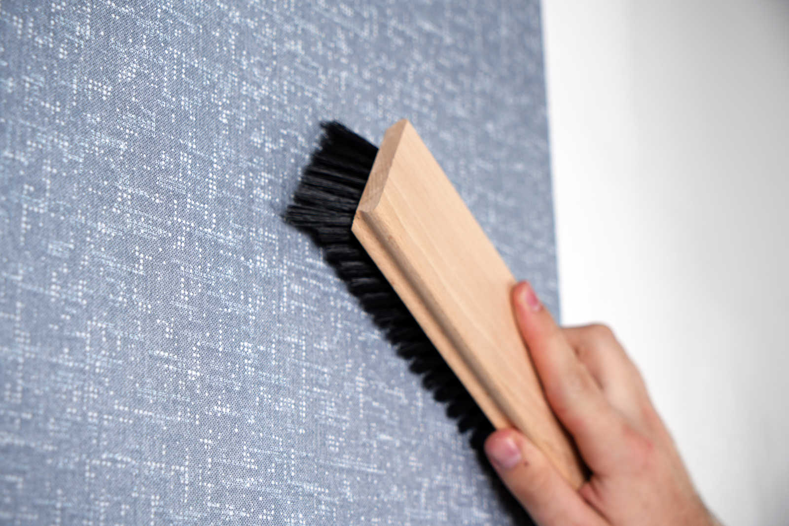             Cepillo para papel pintado 23,5cm x 6cm de madera con cerdas sintéticas
        