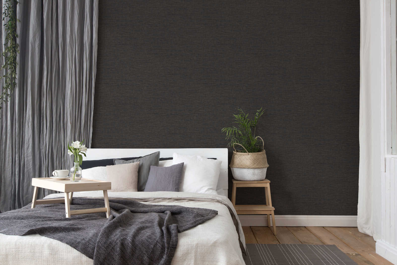             Dark brown wallpaper with raffia pattern, matt & textured
        