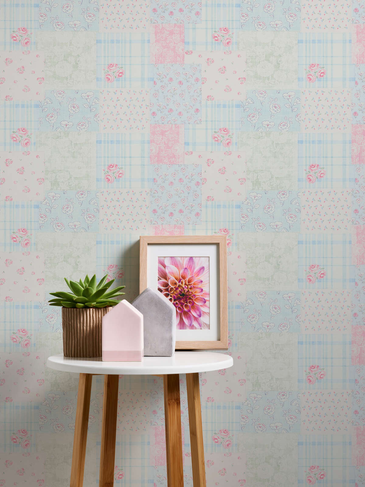             Papier peint intissé style maison de campagne floral - bleu, rose, blanc
        