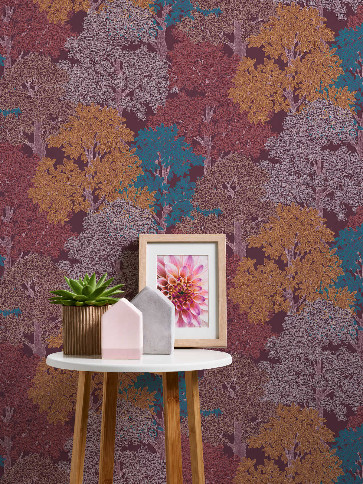             Papier peint bordeaux avec motif de forêt & arbres style dessin - violet, rouge, jaune
        
