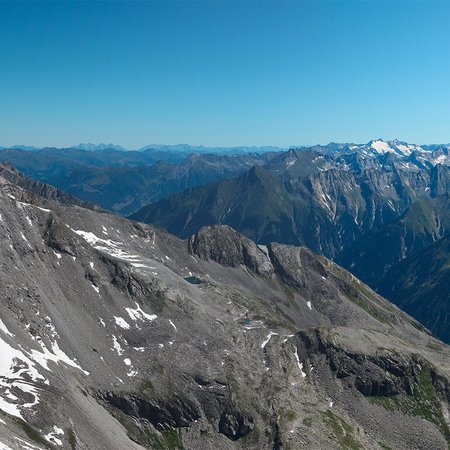 Mural panorámico con montañas alpinas escarpadas
