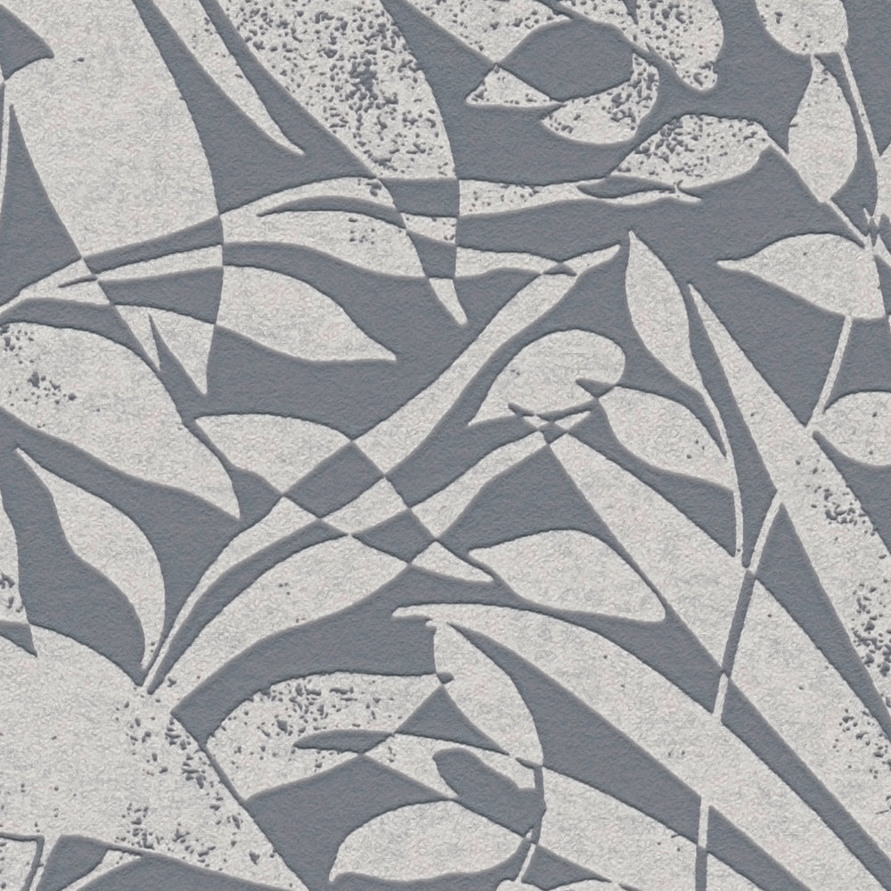             Papier peint argenté avec motif de feuilles et effet structuré
        