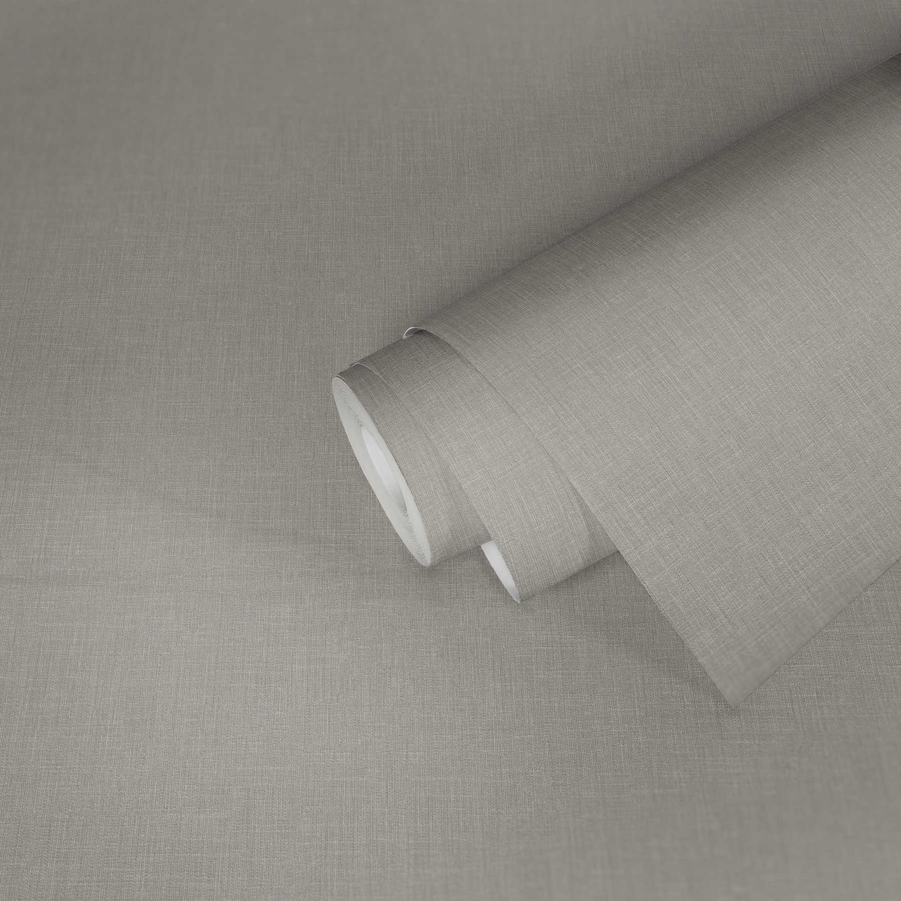             Papel pintado no tejido de color gris con aspecto textil y patrón texturizado
        