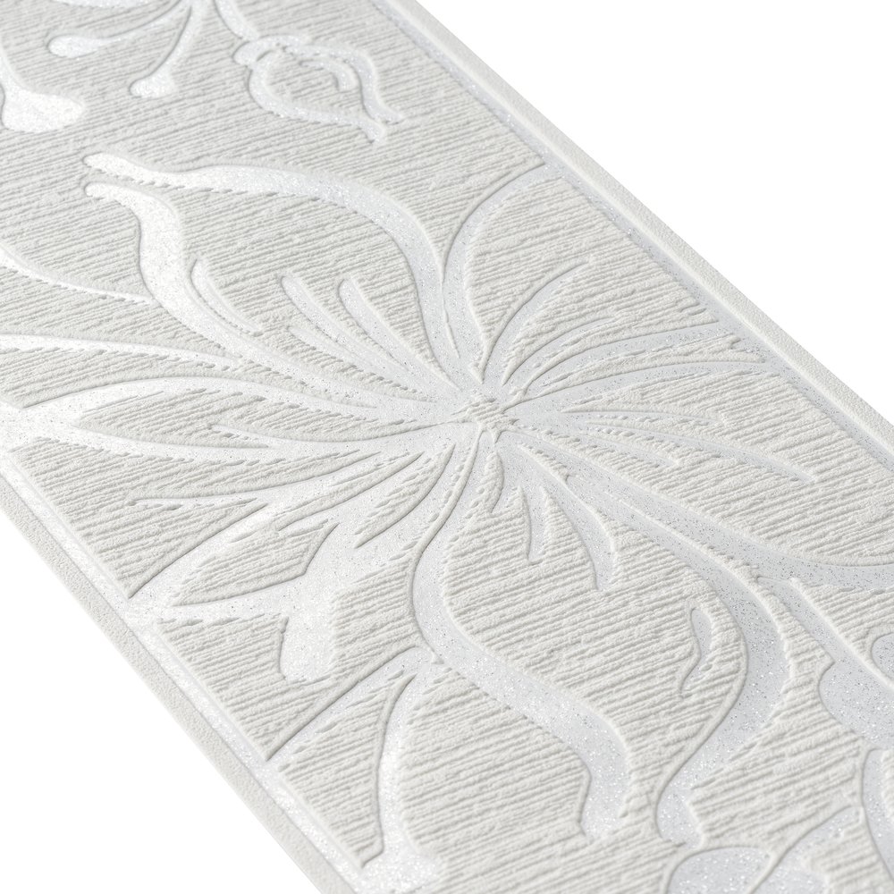             Papel pintado blanco con motivos florales y diseño estructural
        