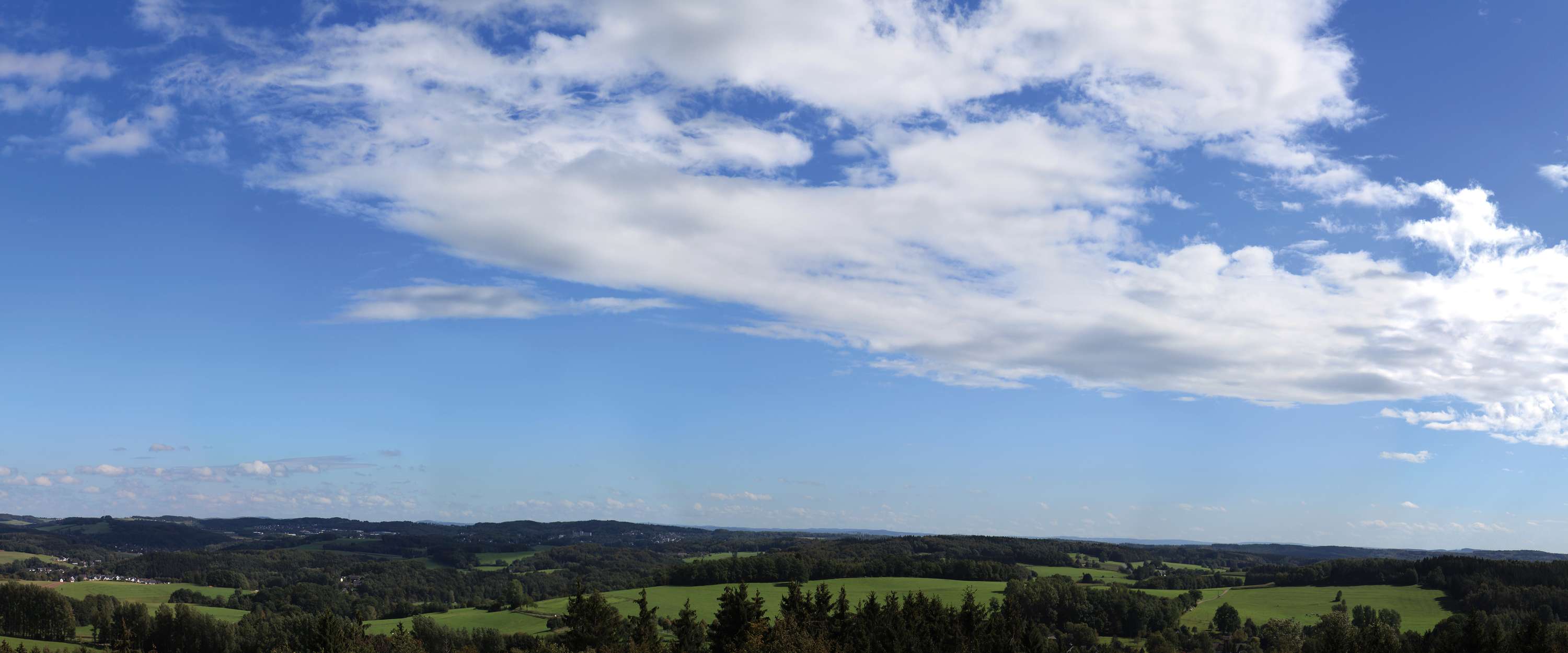             Jour d'été - Papier peint panoramique ciel azur & nuages clairs
        
