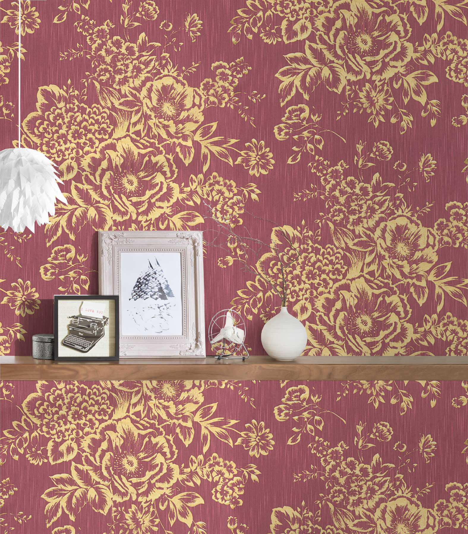             Textured wallpaper with golden floral pattern - gold, red
        