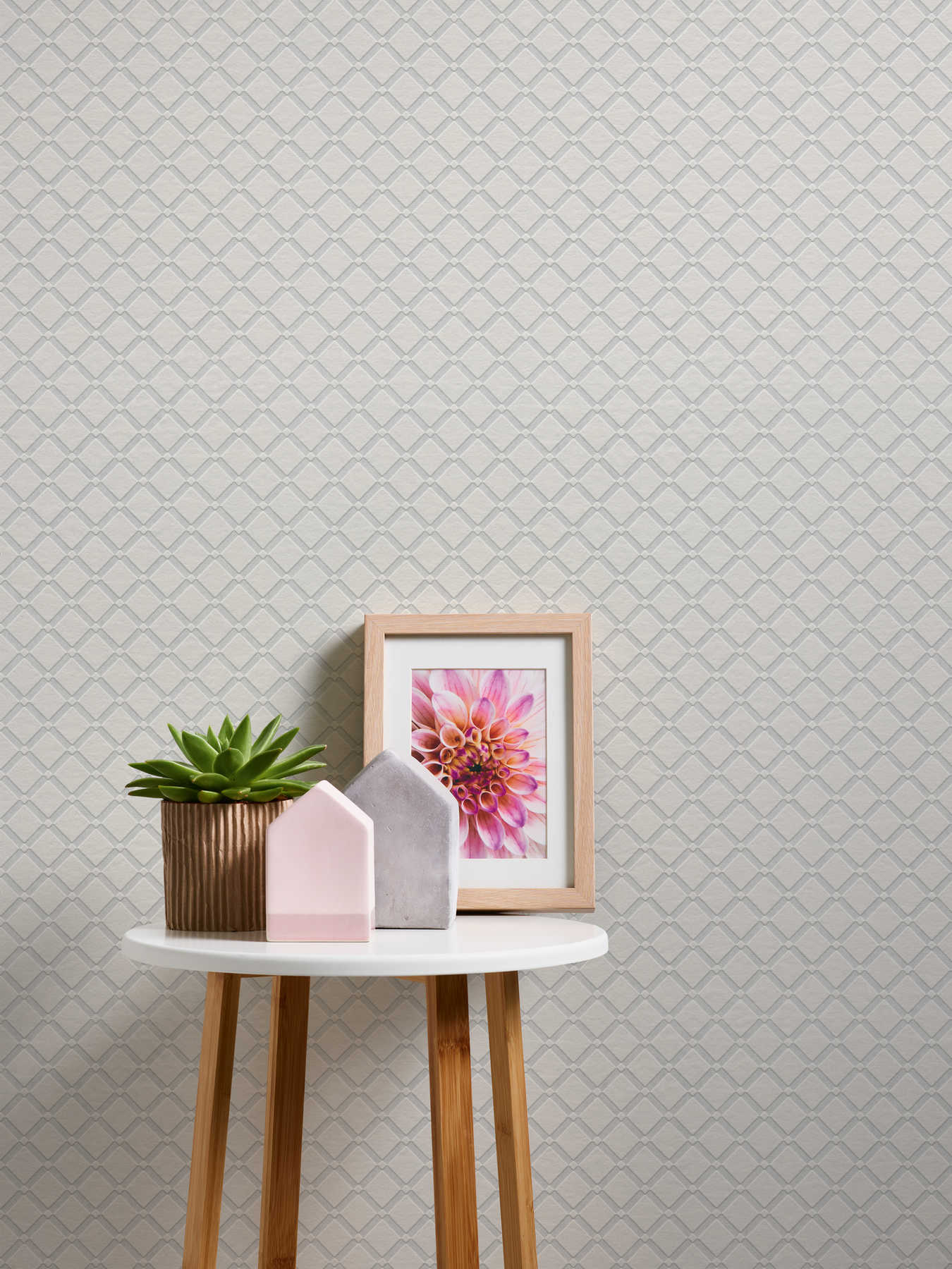             Paintable non-woven wallpaper with 3D diamond pattern
        