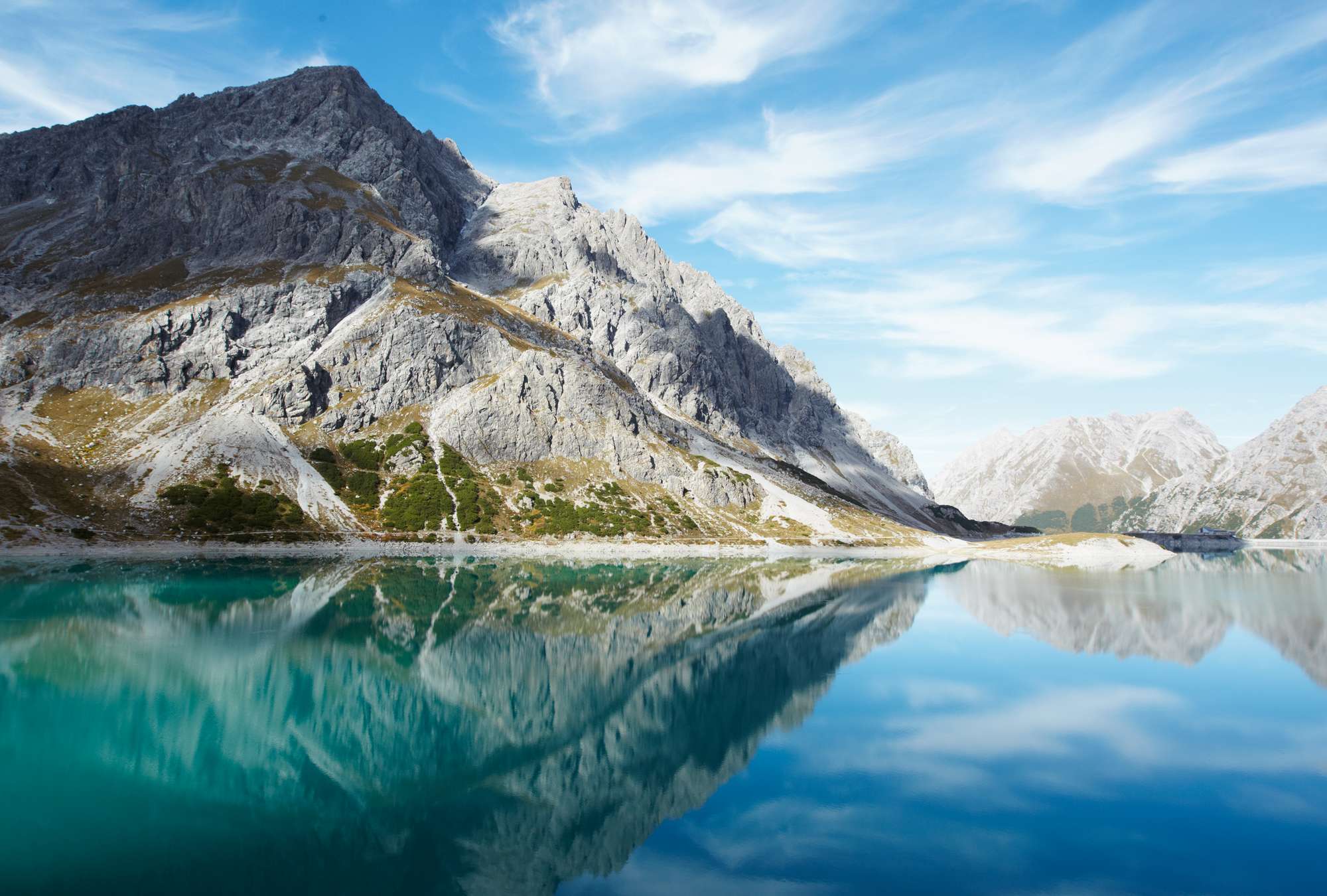             Lago di montagna limpido - sfondo fotografico con panorama naturale di montagna
        