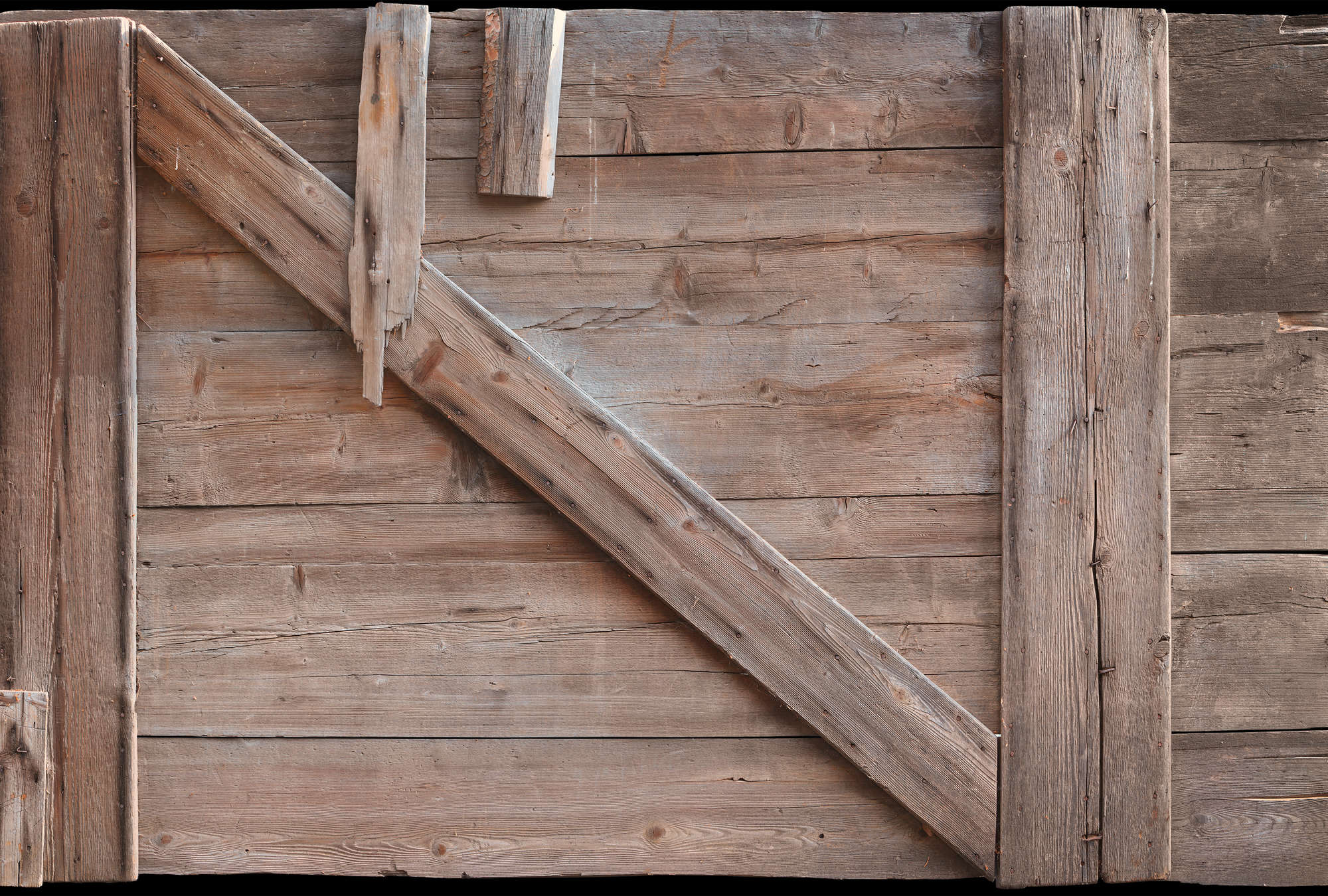             Carta da parati con foto di porte finestre in legno in stile country
        