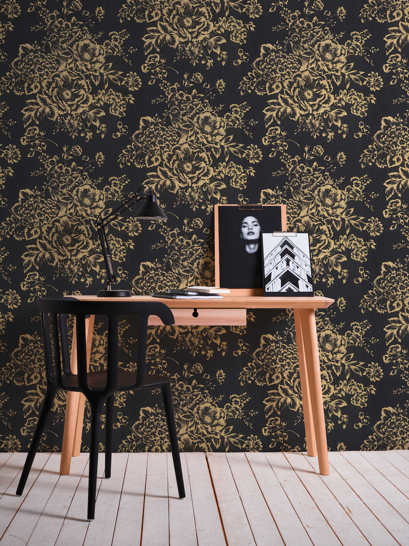             Papel pintado texturizado con motivos florales dorados - oro, negro
        