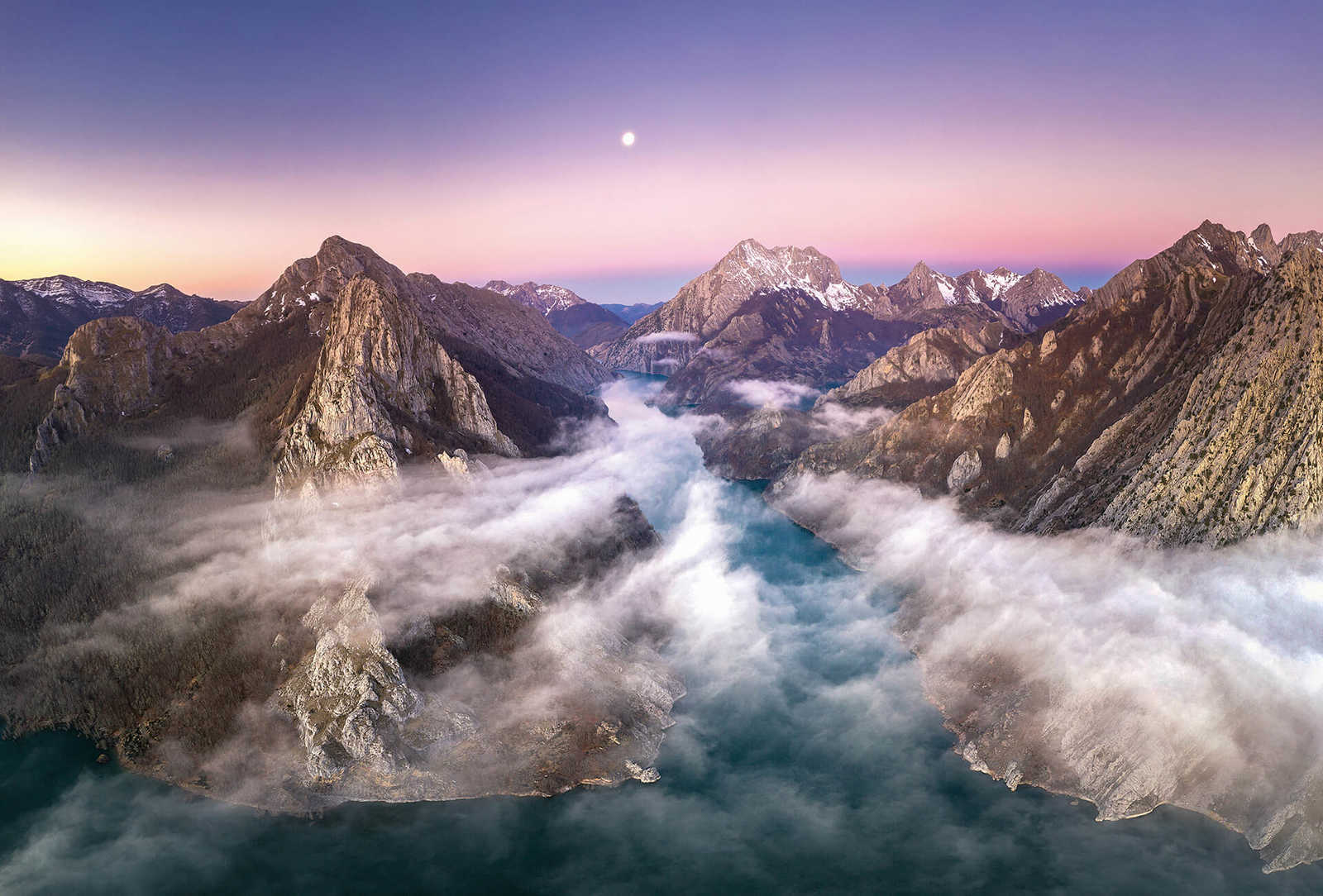 Papier peint panoramique paysage brouillard dans les montagnes - multicolore
