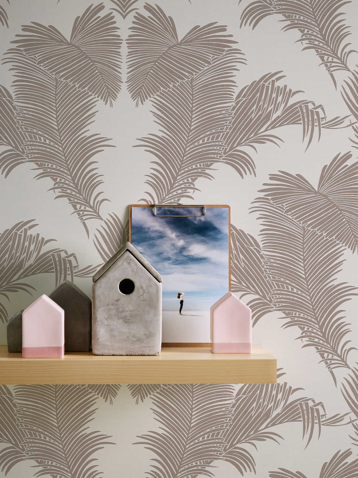             Non-woven wallpaper palm leaves in pink with metallic & matte effect
        