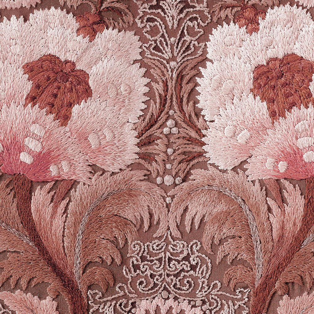             Chateau 2 - Carta da parati rosa con ornamenti in stile opulento
        