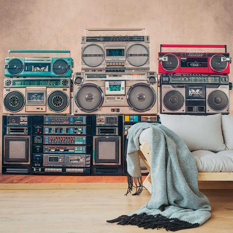 Digital behang Radio's op houten tafel voor de muur - Gekleurd, Beige
