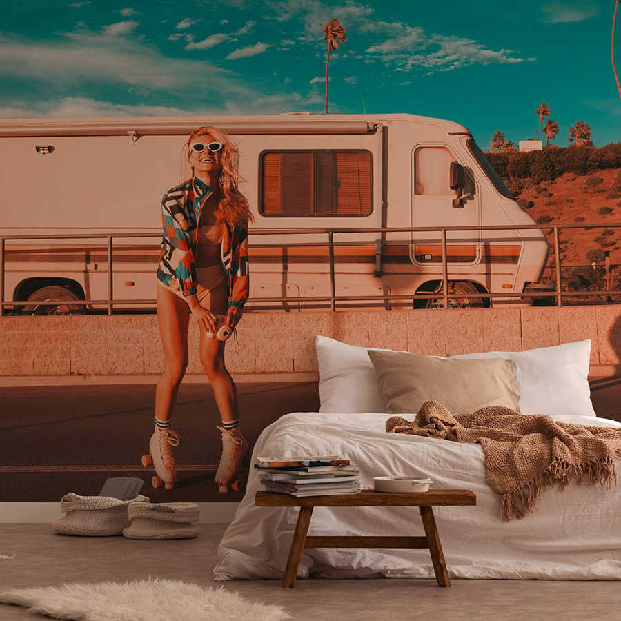 Papier peint avec skater girl et camper en vibe d'été - bleu, orange, beige
