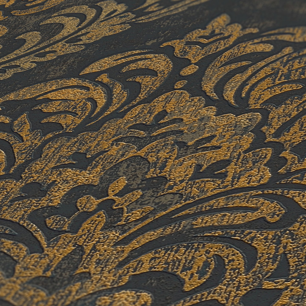             Papel pintado no tejido con ornamentos barrocos y aspecto metálico usado - negro, dorado
        