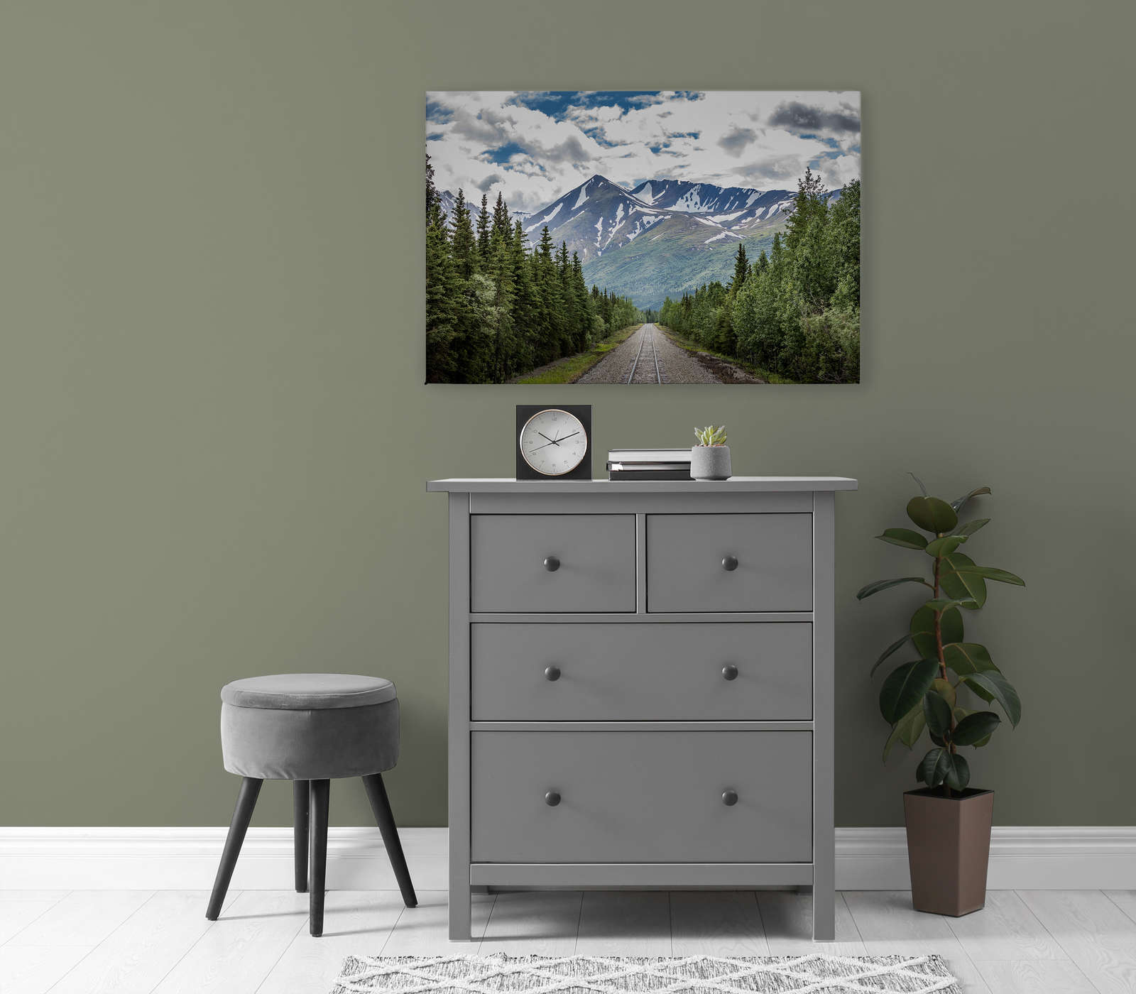             Canvas schilderij met treinrails door een bos bij de bergen - 0.90 m x 0.60 m
        